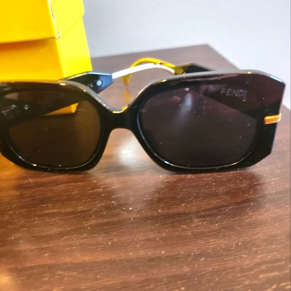 Fendi Sunglasses - Picture 4 of 7